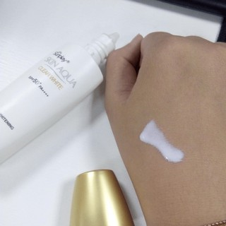 Texure của Sunplay Skin Aqua Clear White SPF50+