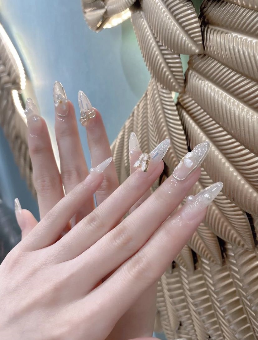 Cách chọn dáng móng tay để ngón tay trông thon dài  Harpers Bazaar