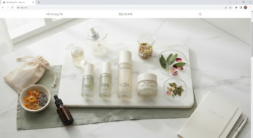 Flatlay sản phẩm skincare cao cấp