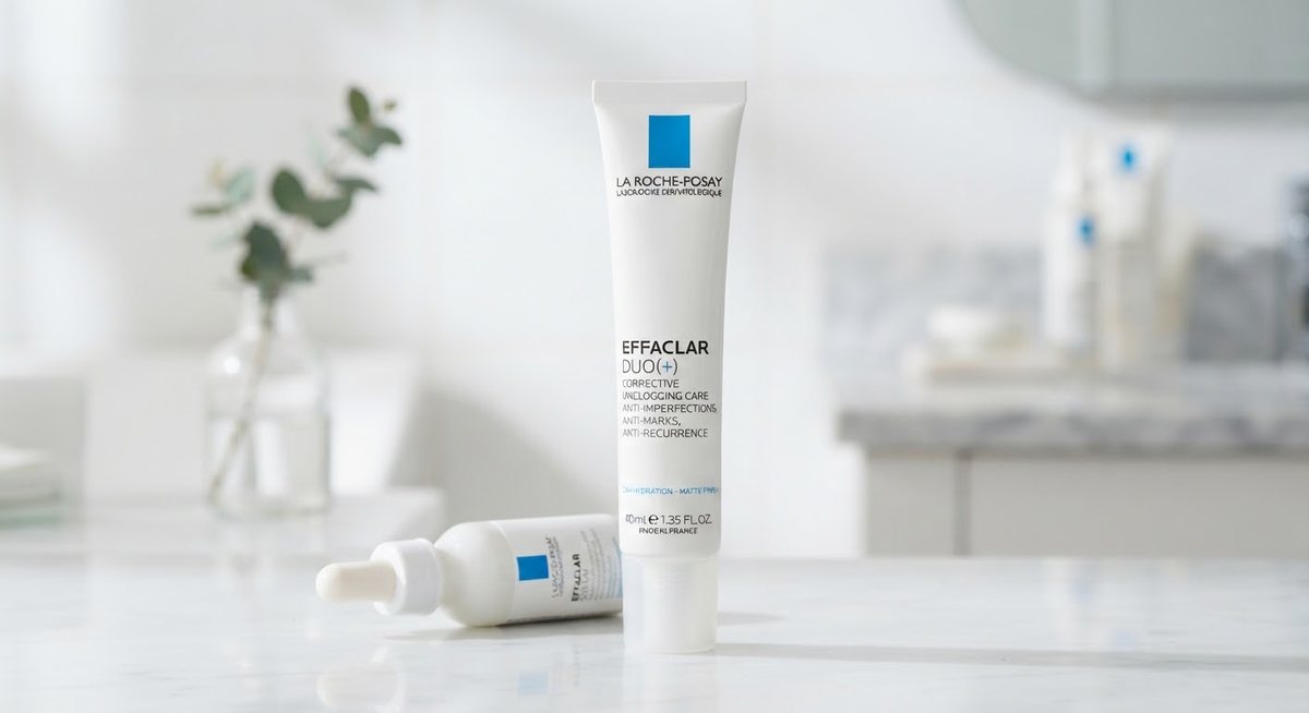 Serum La Roche-Posay Effaclar đặt trên mặt bàn phòng tắm sáng