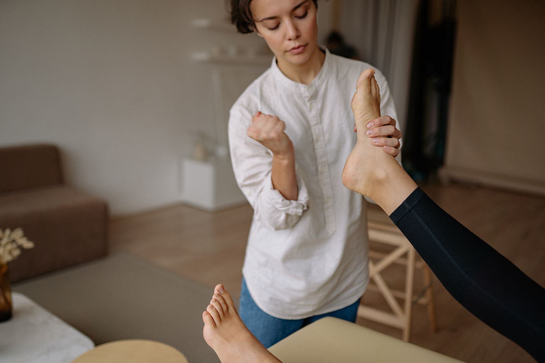 Dấu hiệu đôi chân đang quá tải mà chủ spa hay tự bỏ qua vì quen với công việc Dấu hiệu đôi chân đang quá tải mà chủ spa hay tự bỏ qua vì quen với công việc